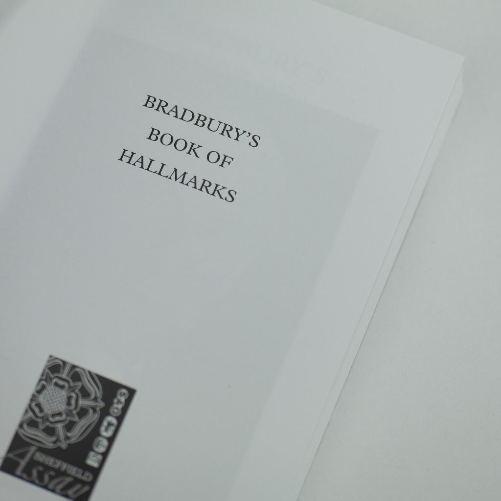 Libro de sellos de Bradbury: una guía de marcas de origen en plata, oro, platino, paladio inglés, escocés e irlandés y en metales extranjeros.