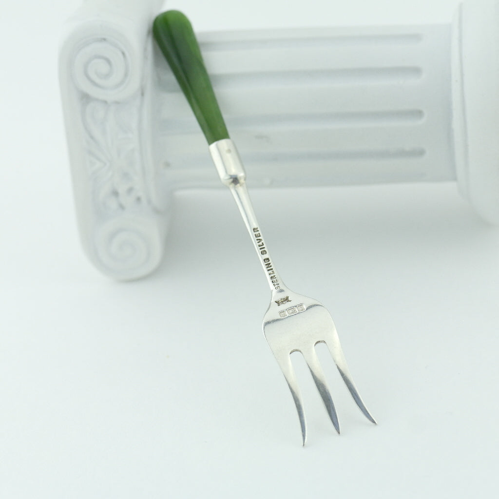 Antike Gabel aus Sterlingsilber von 1908 mit grünem Jade-/Nephrit-Griff