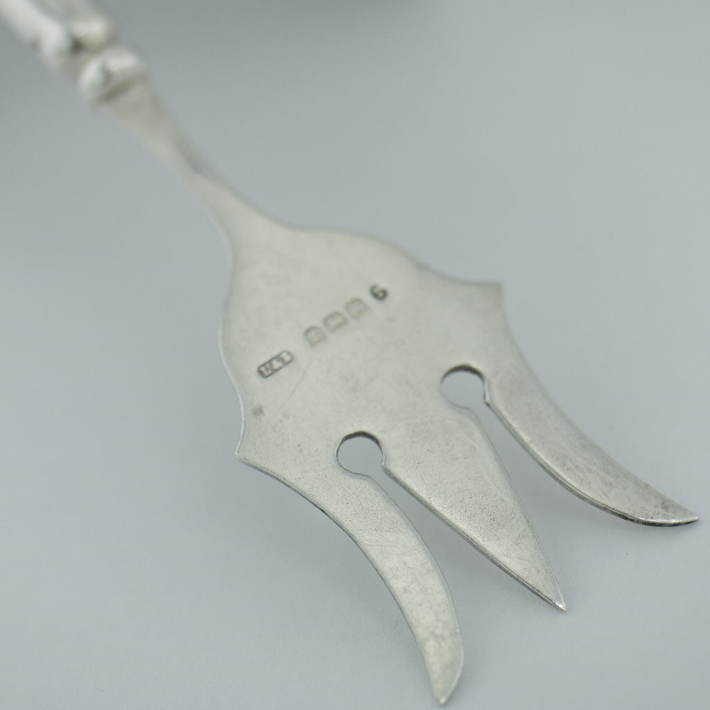 Antiguo tenedor de plata maciza de 1921 con mango de nefrita de jade verde