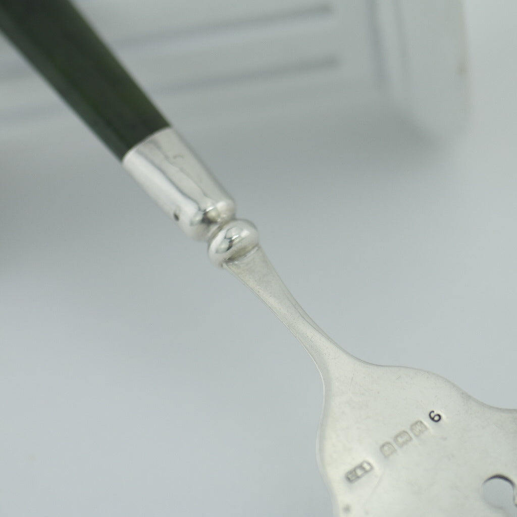 Antiguo tenedor de plata maciza de 1921 con mango de nefrita de jade verde