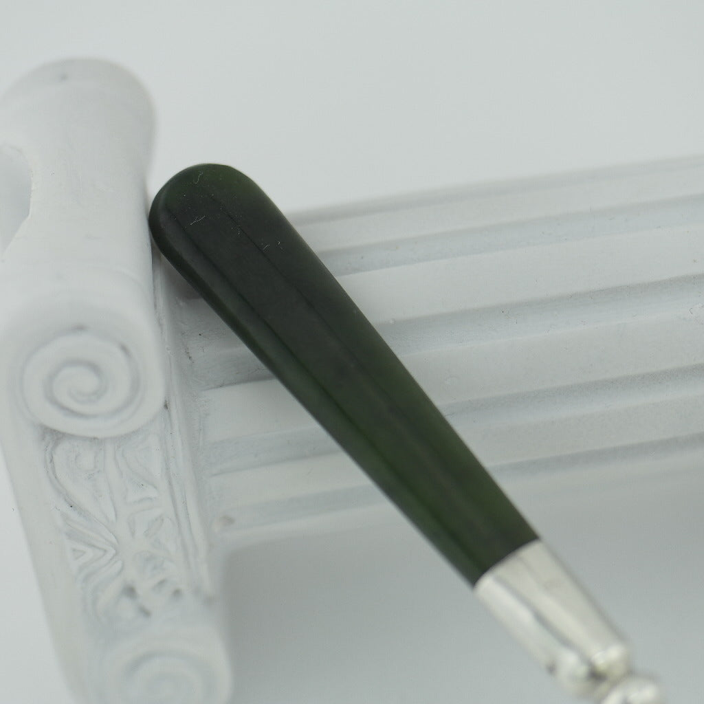 Antiguo tenedor de plata maciza de 1921 con mango de nefrita de jade verde