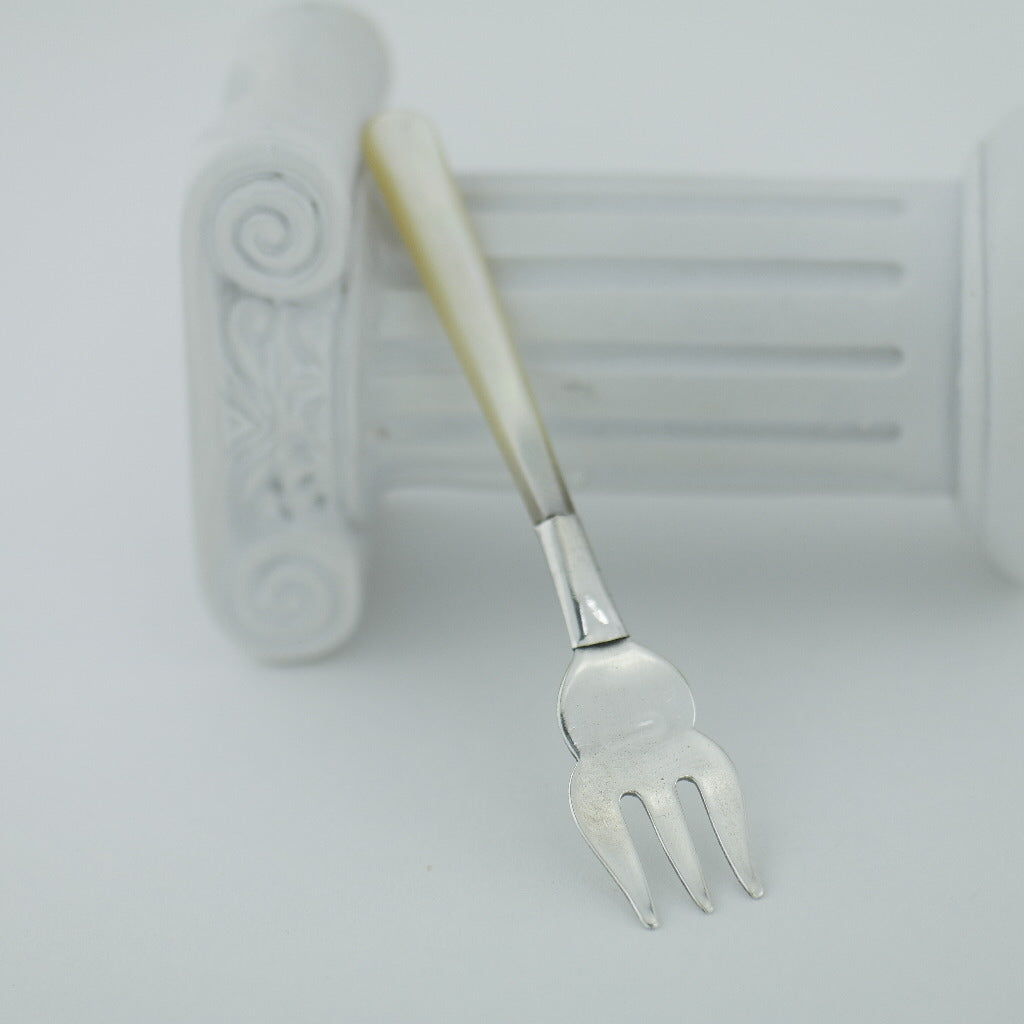 Antique silver plated fork with Nacre / Mother of pearl handle British Empire