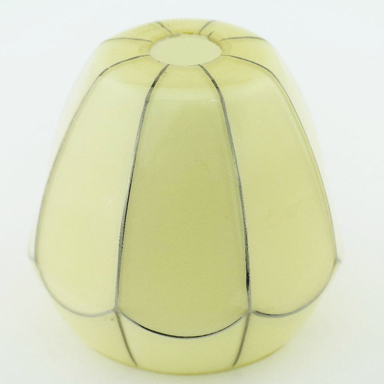 Pantalla de lámpara de cristal de leche antigua bohemia hecha en Checoslovaquia años 20