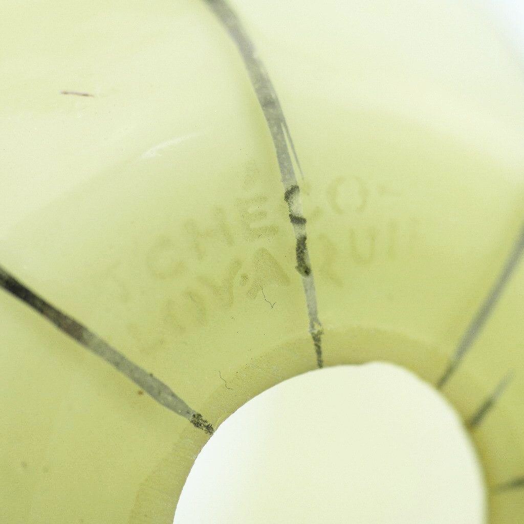 Böhmischer antiker Lampenschirm aus Milchglas, hergestellt in der Tschechoslowakei in den 1920er Jahren