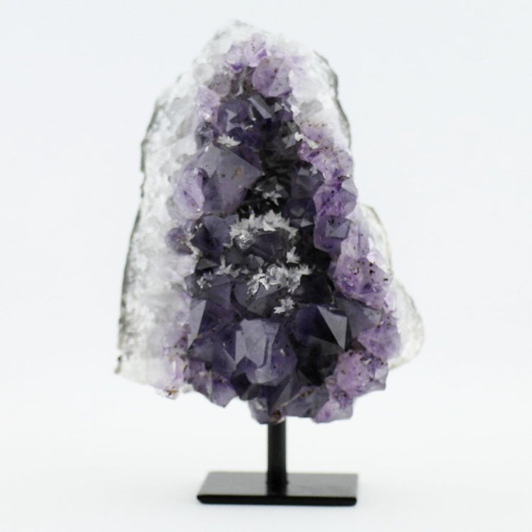 Große rohe Amethyst-Clusterstatue auf einem Metallständer