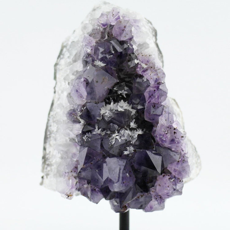 Große rohe Amethyst-Clusterstatue auf einem Metallständer