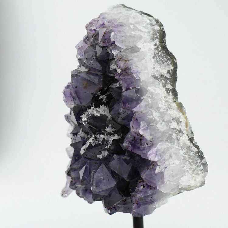 Große rohe Amethyst-Clusterstatue auf einem Metallständer