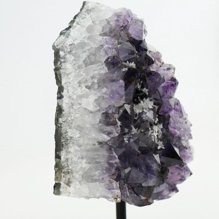 Große rohe Amethyst-Clusterstatue auf einem Metallständer