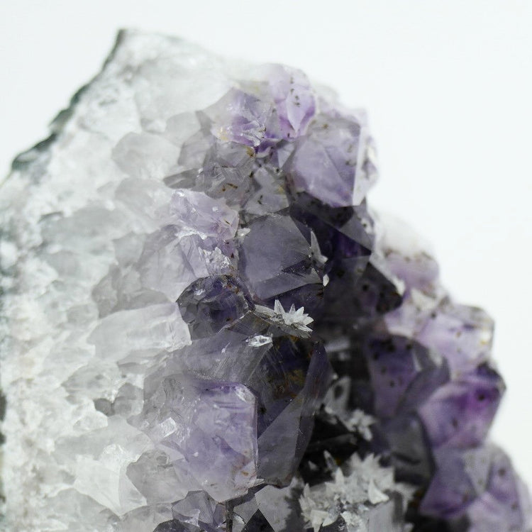 Große rohe Amethyst-Clusterstatue auf einem Metallständer