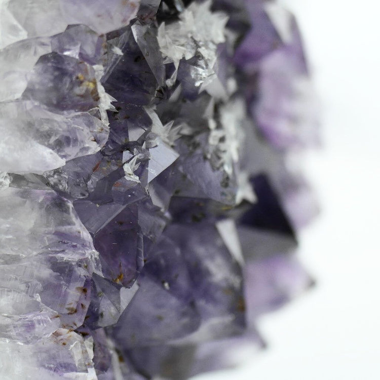 Große rohe Amethyst-Clusterstatue auf einem Metallständer