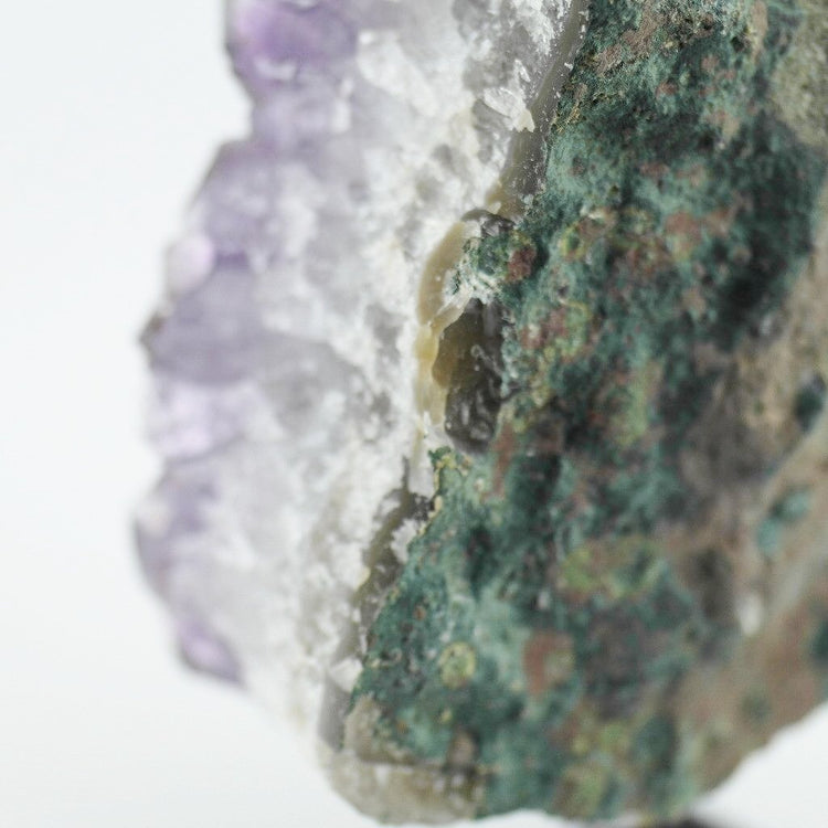 Große rohe Amethyst-Clusterstatue auf einem Metallständer