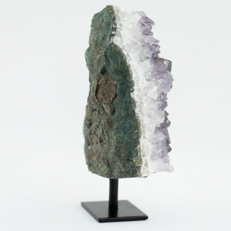 Große rohe Amethyst-Clusterstatue auf einem Metallständer