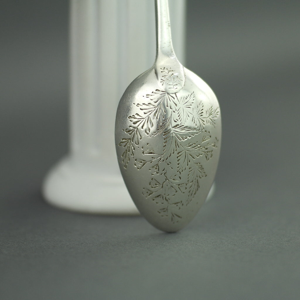 Cuchara antigua adornada de plata de ley de 1880 London Atkin Brothers