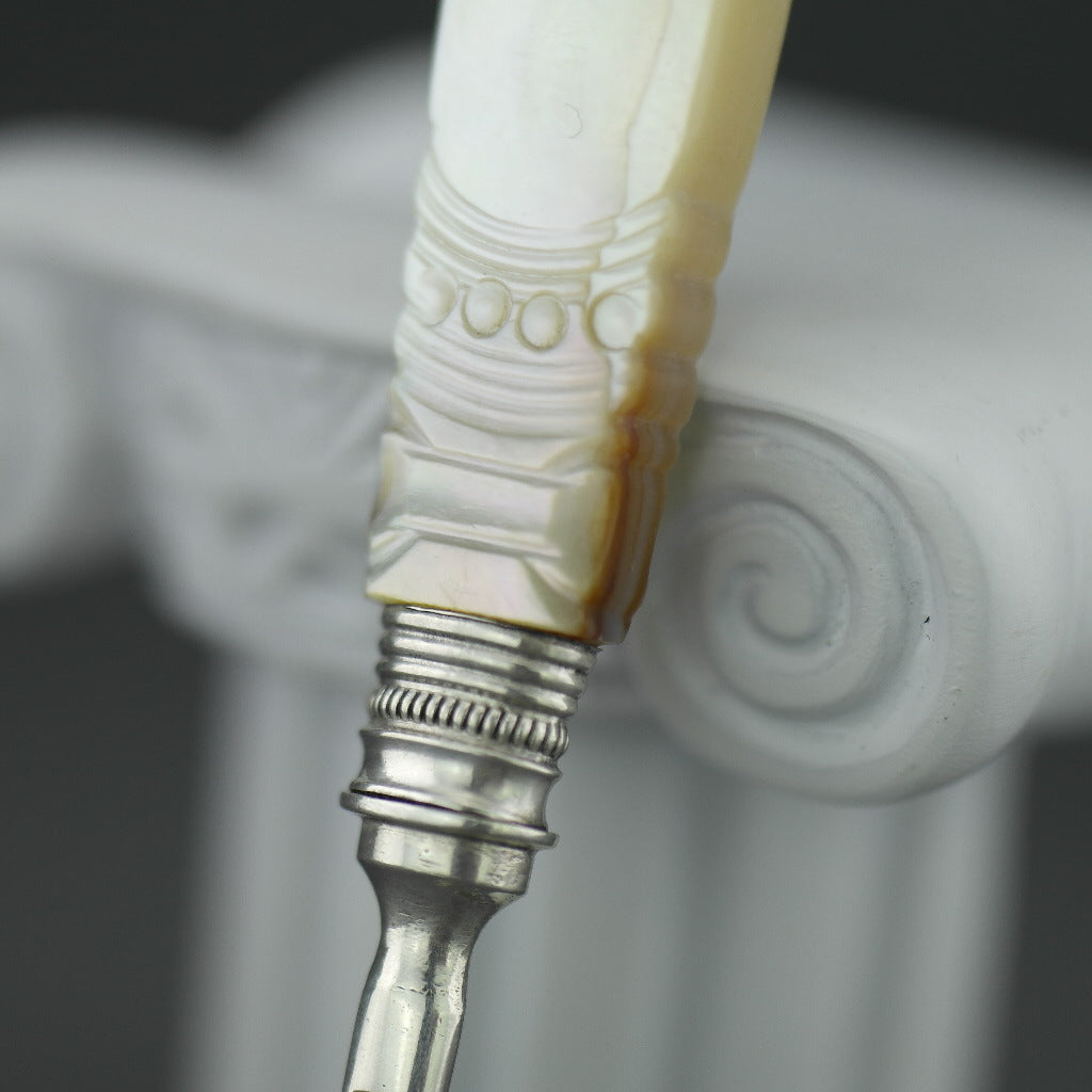 Antike Gabel aus Sterlingsilber aus dem Jahr 1838 mit Perlmutt-MOP-Griff, Birmingham 