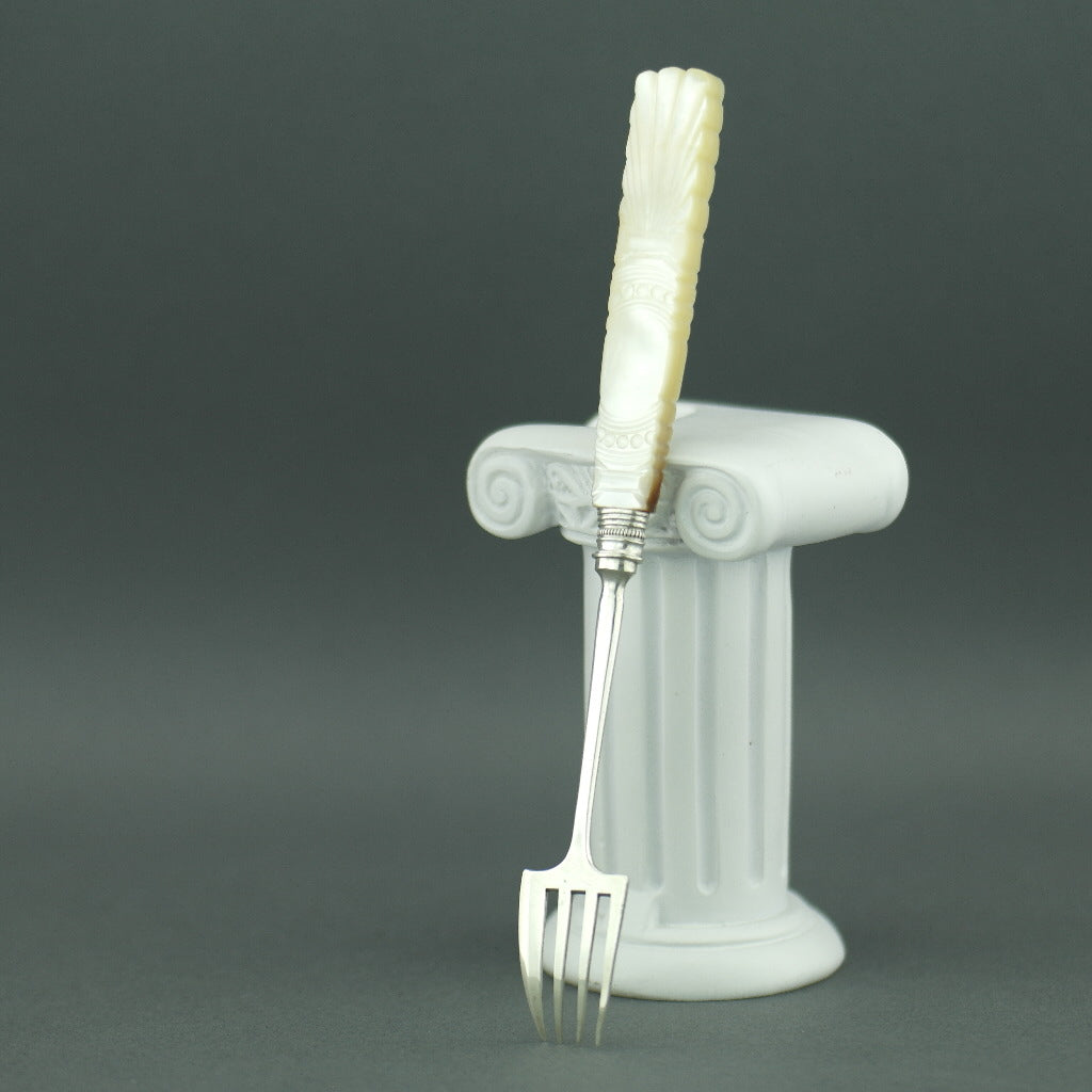 Antike Gabel aus Sterlingsilber aus dem Jahr 1838 mit Perlmutt-MOP-Griff, Birmingham 