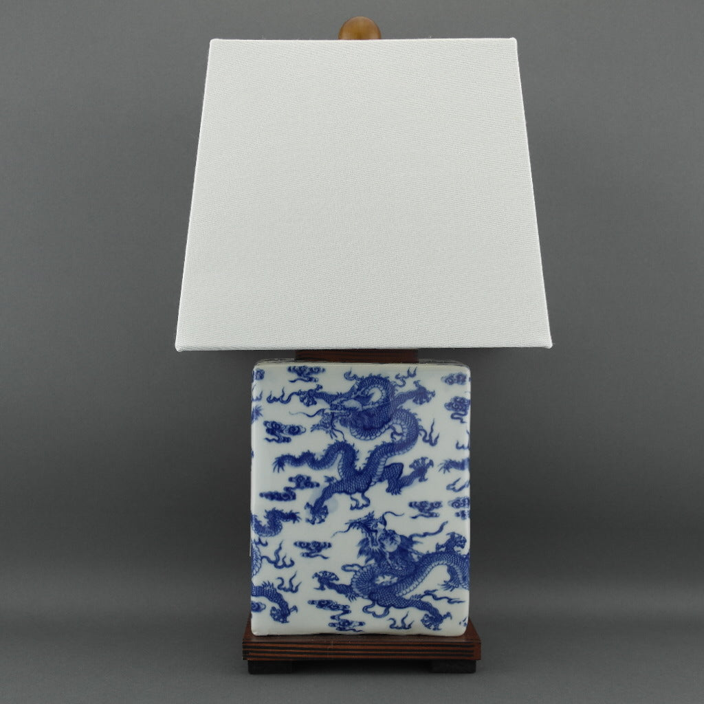 Ralph Lauren Chinesische Porzellan-Drachen-Tischlampe in Blau und Weiß von Meredith