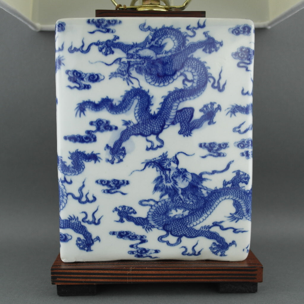 Ralph Lauren Chinesische Porzellan-Drachen-Tischlampe in Blau und Weiß von Meredith