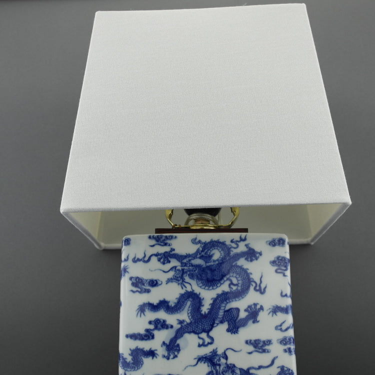 Ralph Lauren Chinesische Porzellan-Drachen-Tischlampe in Blau und Weiß von Meredith