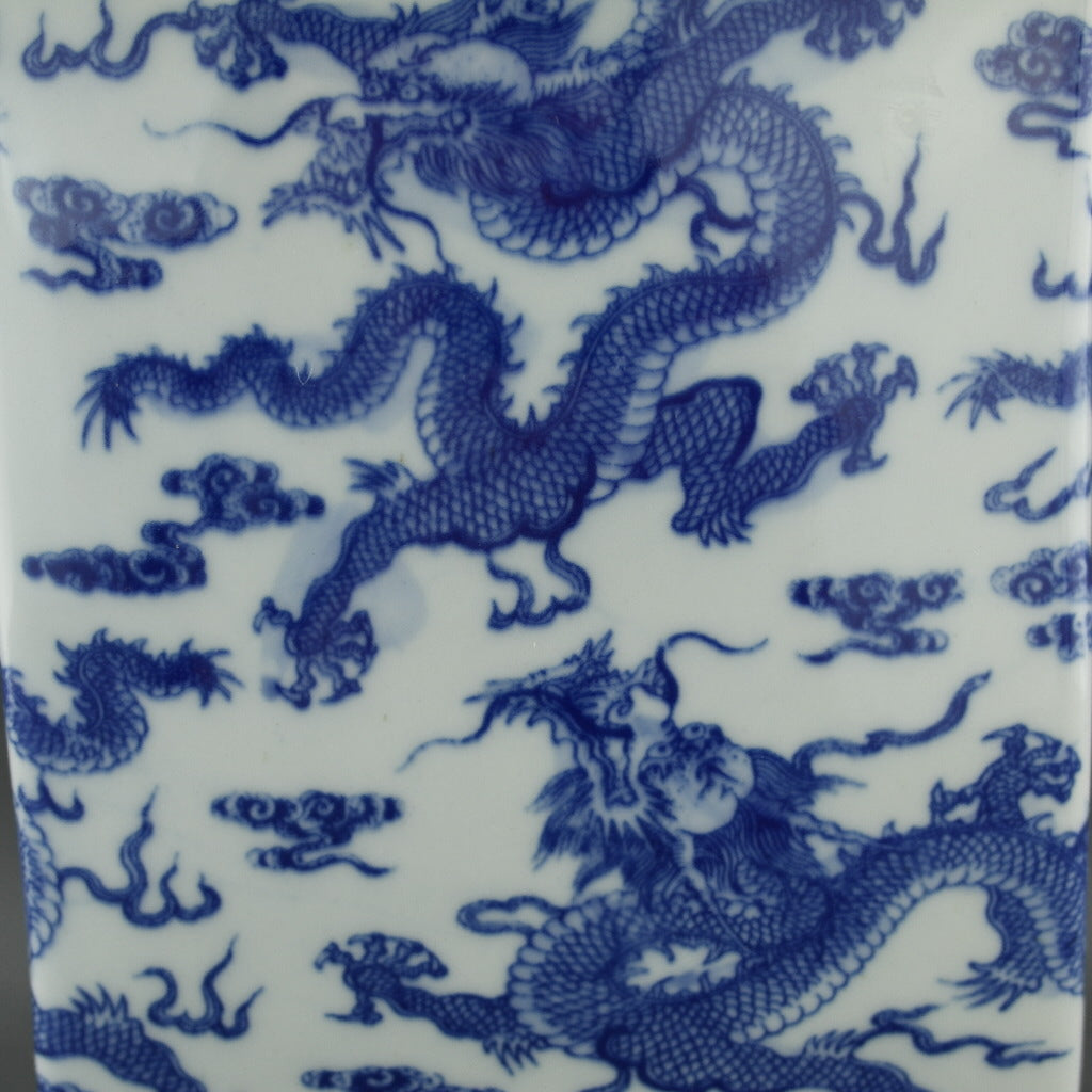 Ralph Lauren Chinesische Porzellan-Drachen-Tischlampe in Blau und Weiß von Meredith