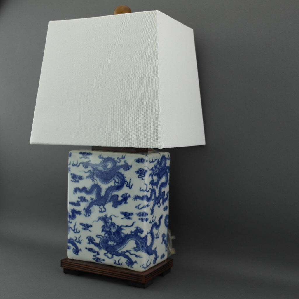 Ralph Lauren Chinesische Porzellan-Drachen-Tischlampe in Blau und Weiß von Meredith