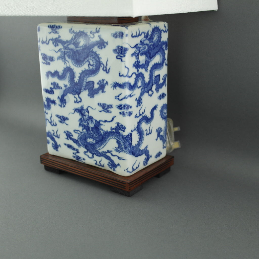 Ralph Lauren Chinesische Porzellan-Drachen-Tischlampe in Blau und Weiß von Meredith