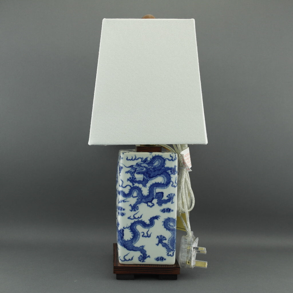 Ralph Lauren Chinesische Porzellan-Drachen-Tischlampe in Blau und Weiß von Meredith