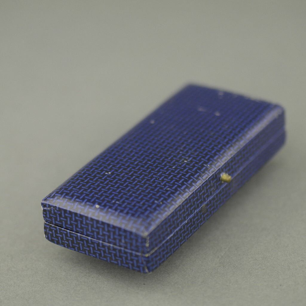 Caja antigua para juego de gemelos y tachuelas fabricada en el Imperio Británico.