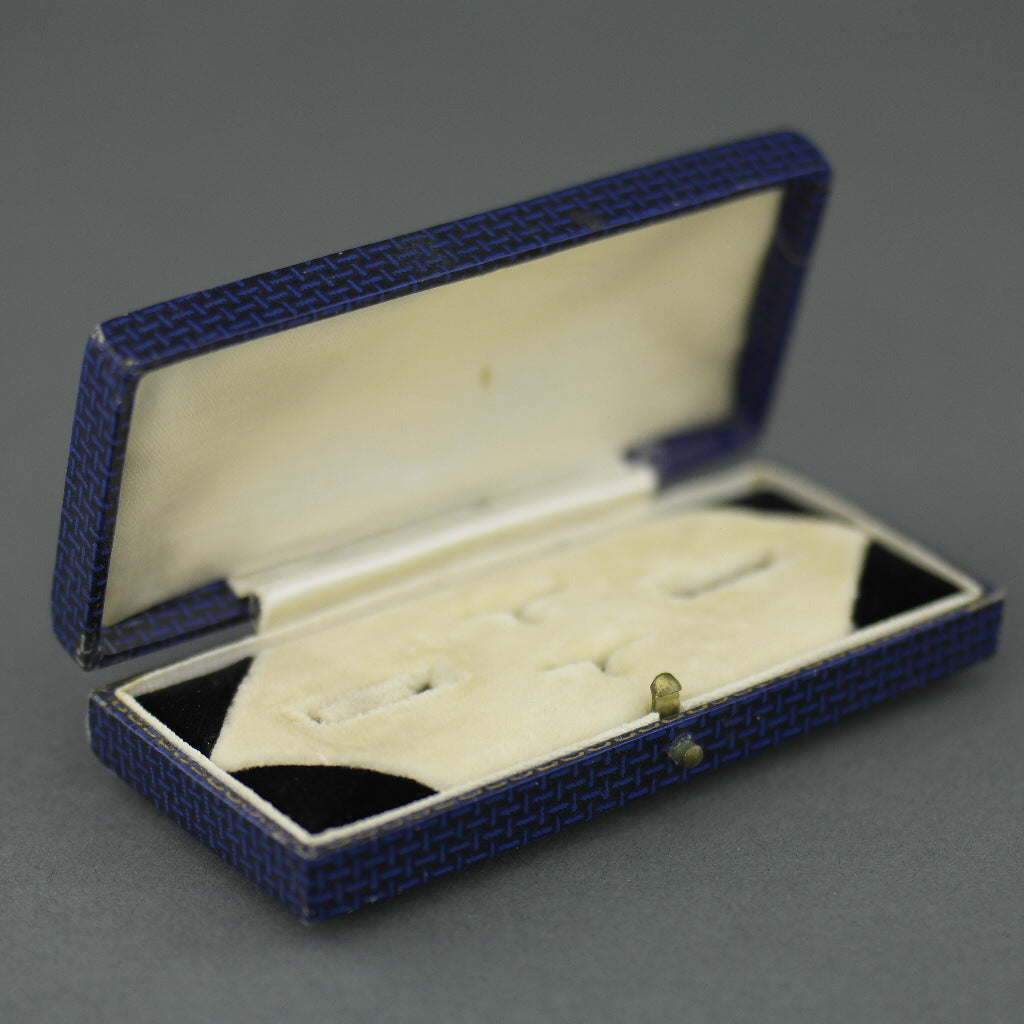 Caja antigua para juego de gemelos y tachuelas fabricada en el Imperio Británico.