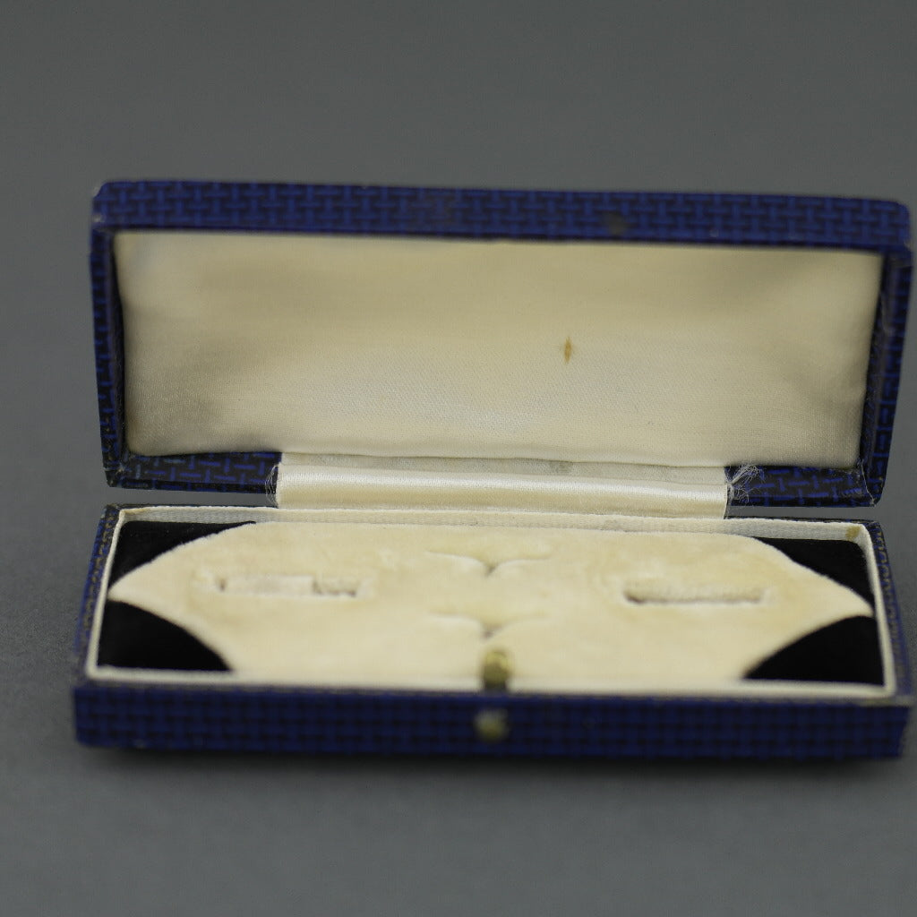 Caja antigua para juego de gemelos y tachuelas fabricada en el Imperio Británico.