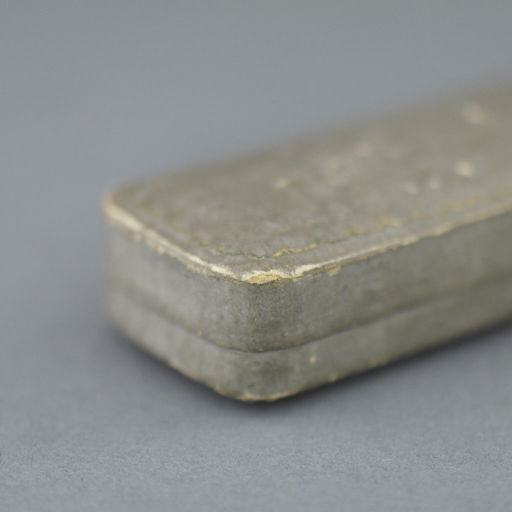 Caja antigua para broche hecha en el Londres del Imperio Británico para Mikara Pearl Company