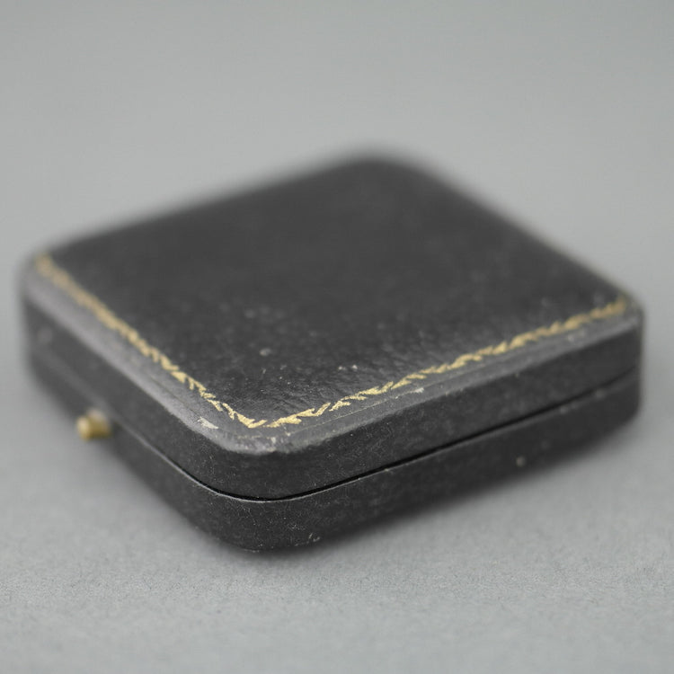 Caja negra antigua para monedas de 32 mm de ancho fabricada en el Imperio Británico