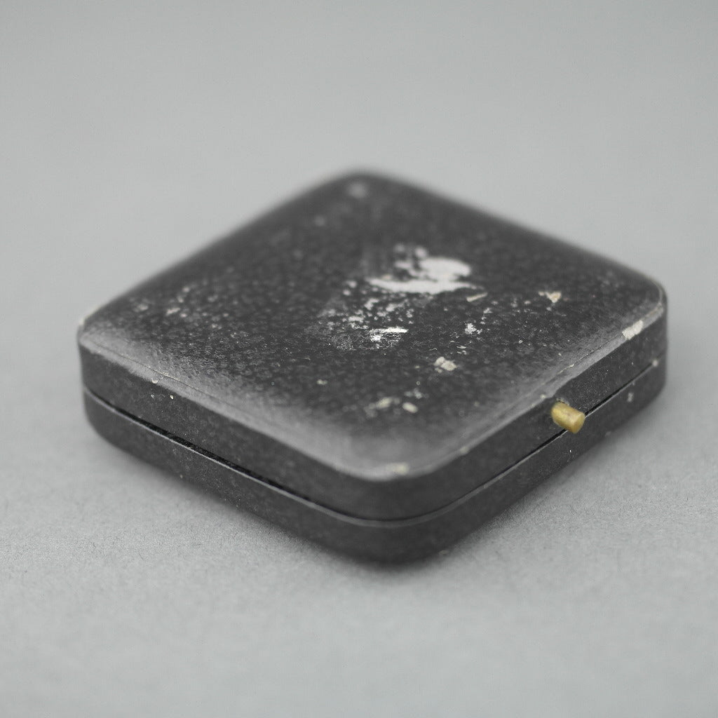 Caja negra antigua para monedas de 32 mm de ancho fabricada en el Imperio Británico