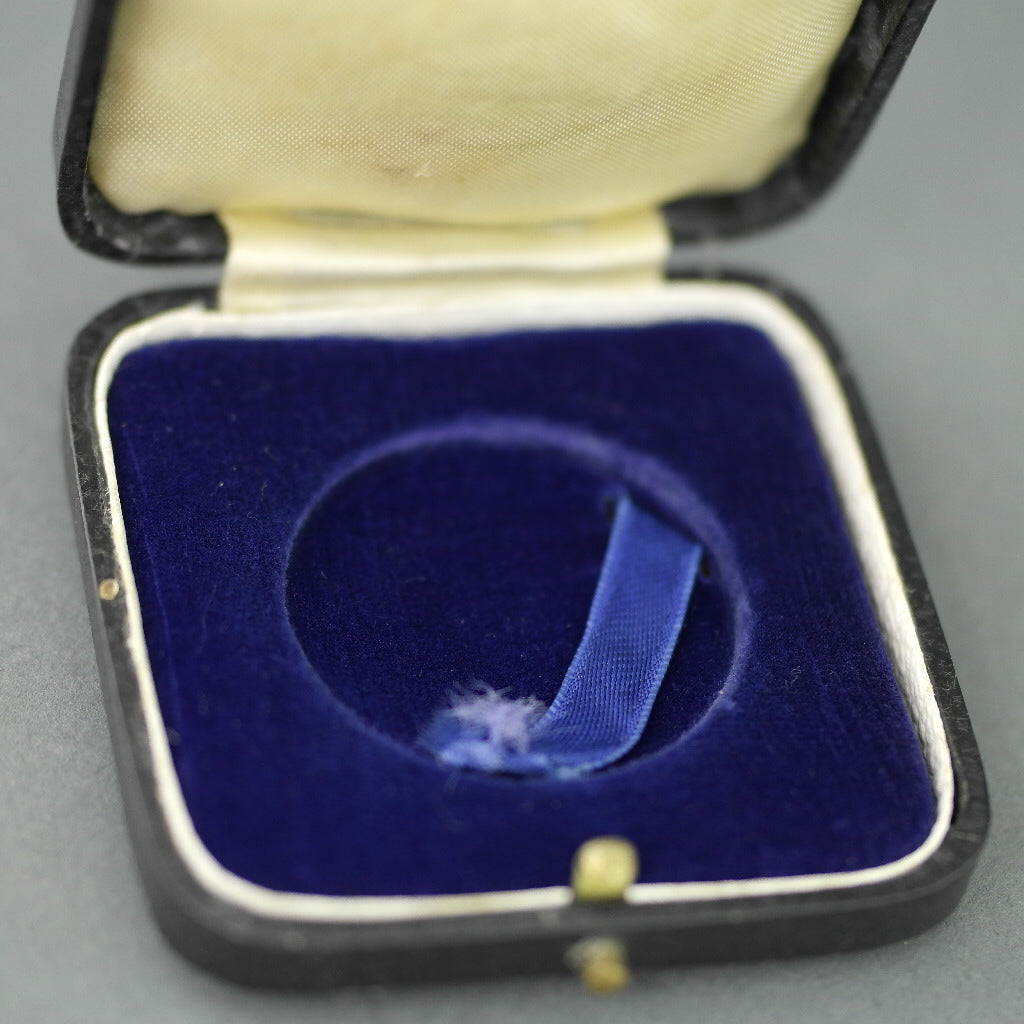 Caja negra antigua para monedas de 32 mm de ancho fabricada en el Imperio Británico