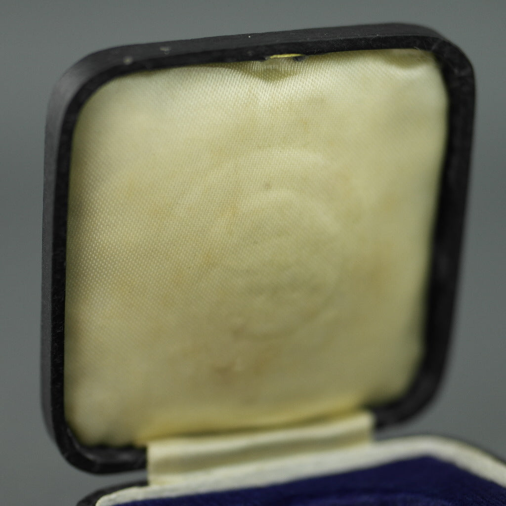 Caja negra antigua para monedas de 32 mm de ancho fabricada en el Imperio Británico