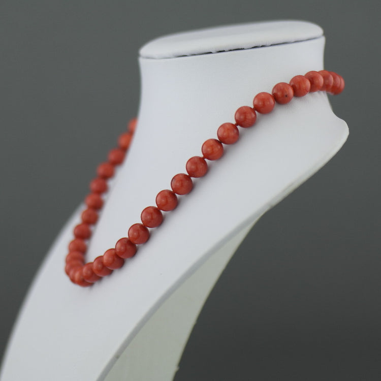 Geknotete Halskette aus gefärbten roten Korallenperlen mit vergoldetem Verschluss