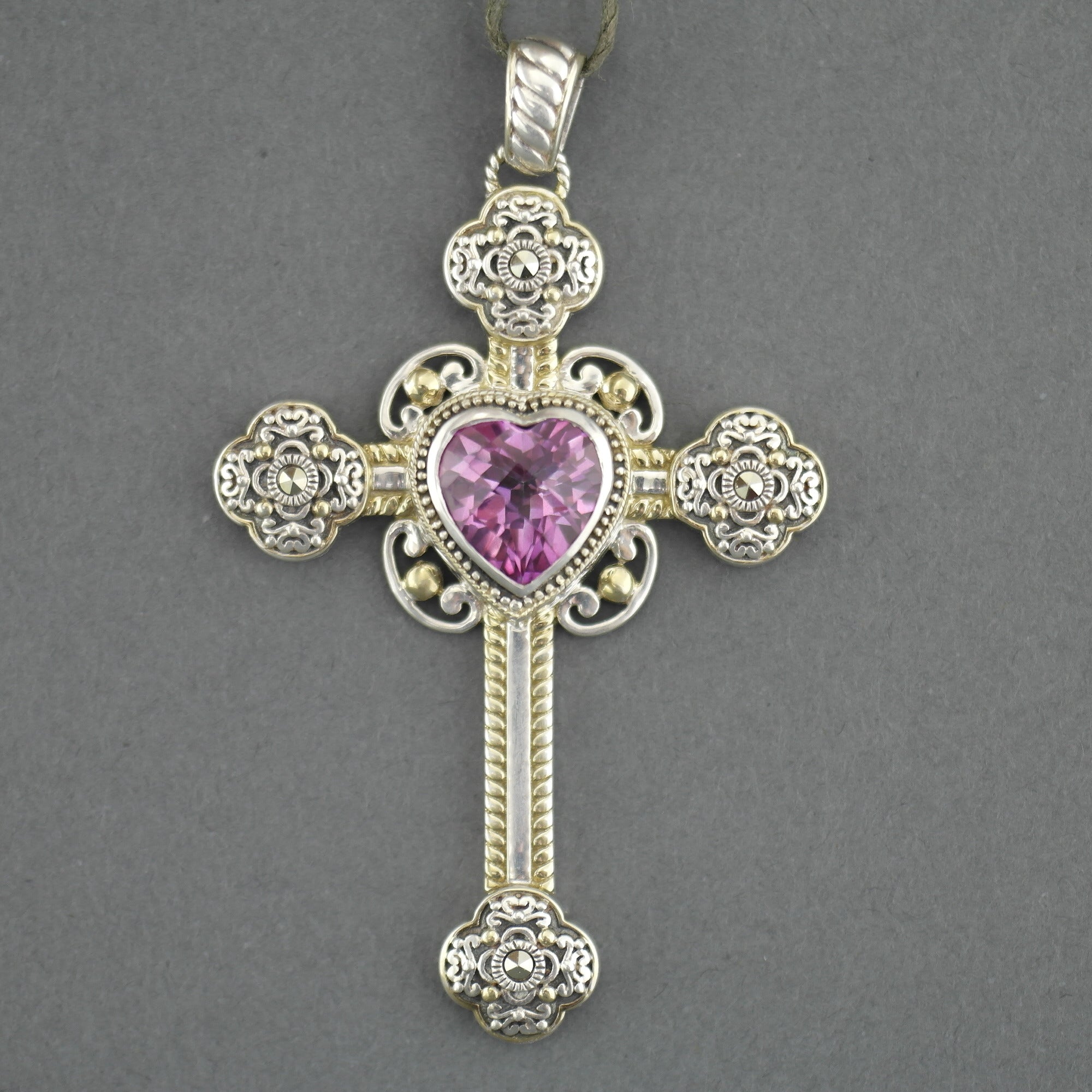 Cruz vintage de plata de primera ley bañada en oro con piedras de topacio y marcasita