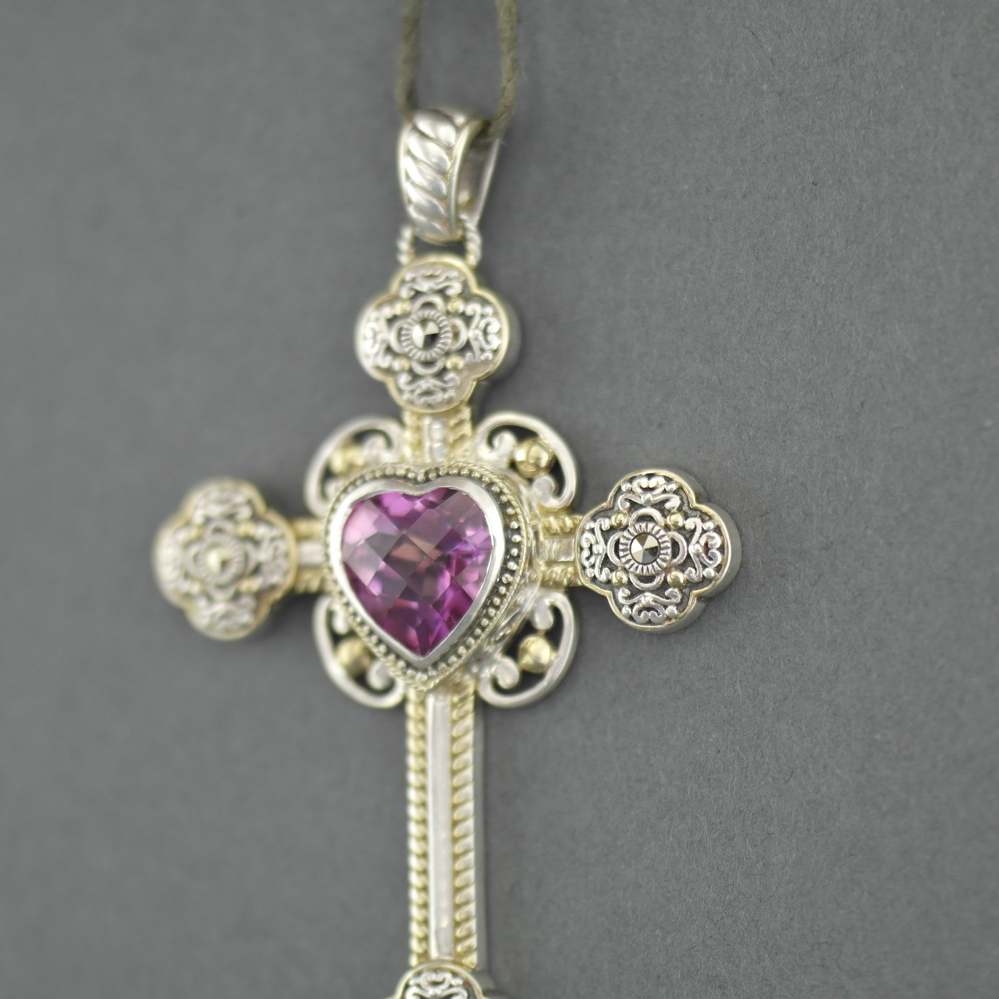 Cruz vintage de plata de primera ley bañada en oro con piedras de topacio y marcasita