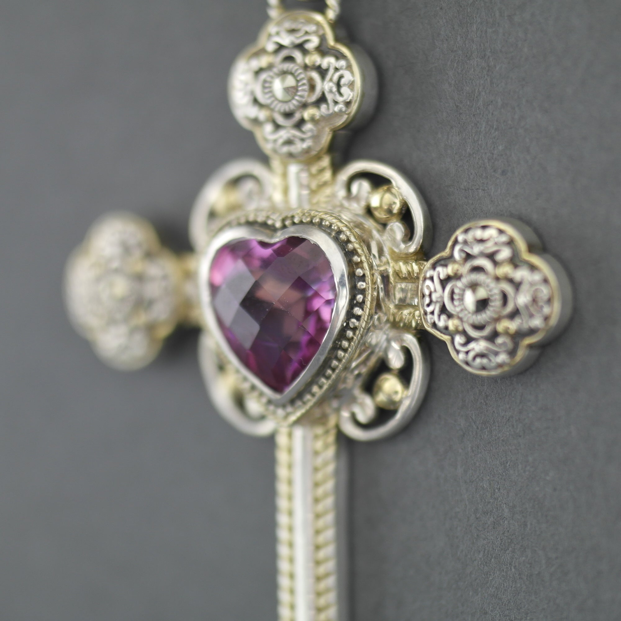 Cruz vintage de plata de primera ley bañada en oro con piedras de topacio y marcasita