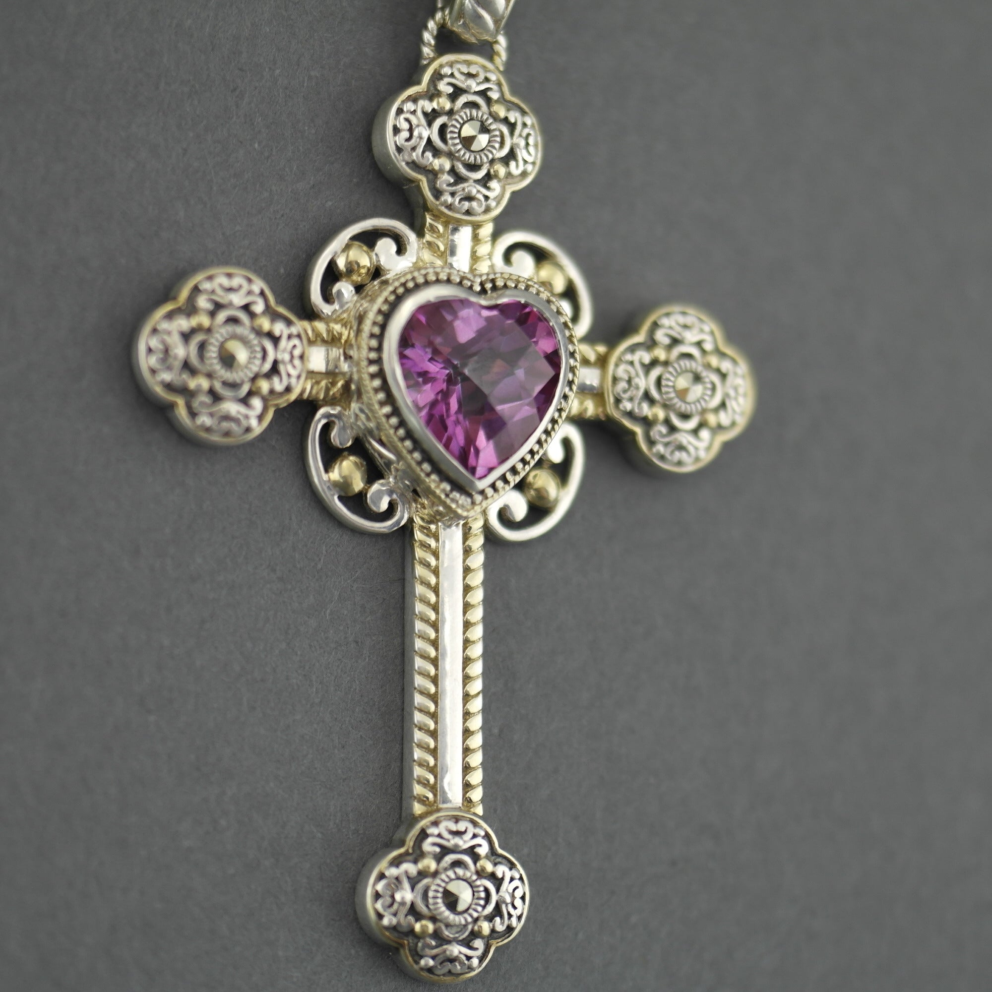 Cruz vintage de plata de primera ley bañada en oro con piedras de topacio y marcasita