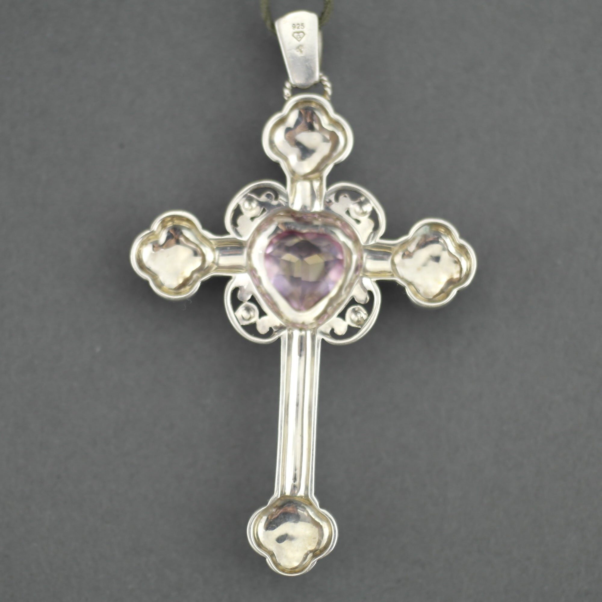 Cruz vintage de plata de primera ley bañada en oro con piedras de topacio y marcasita