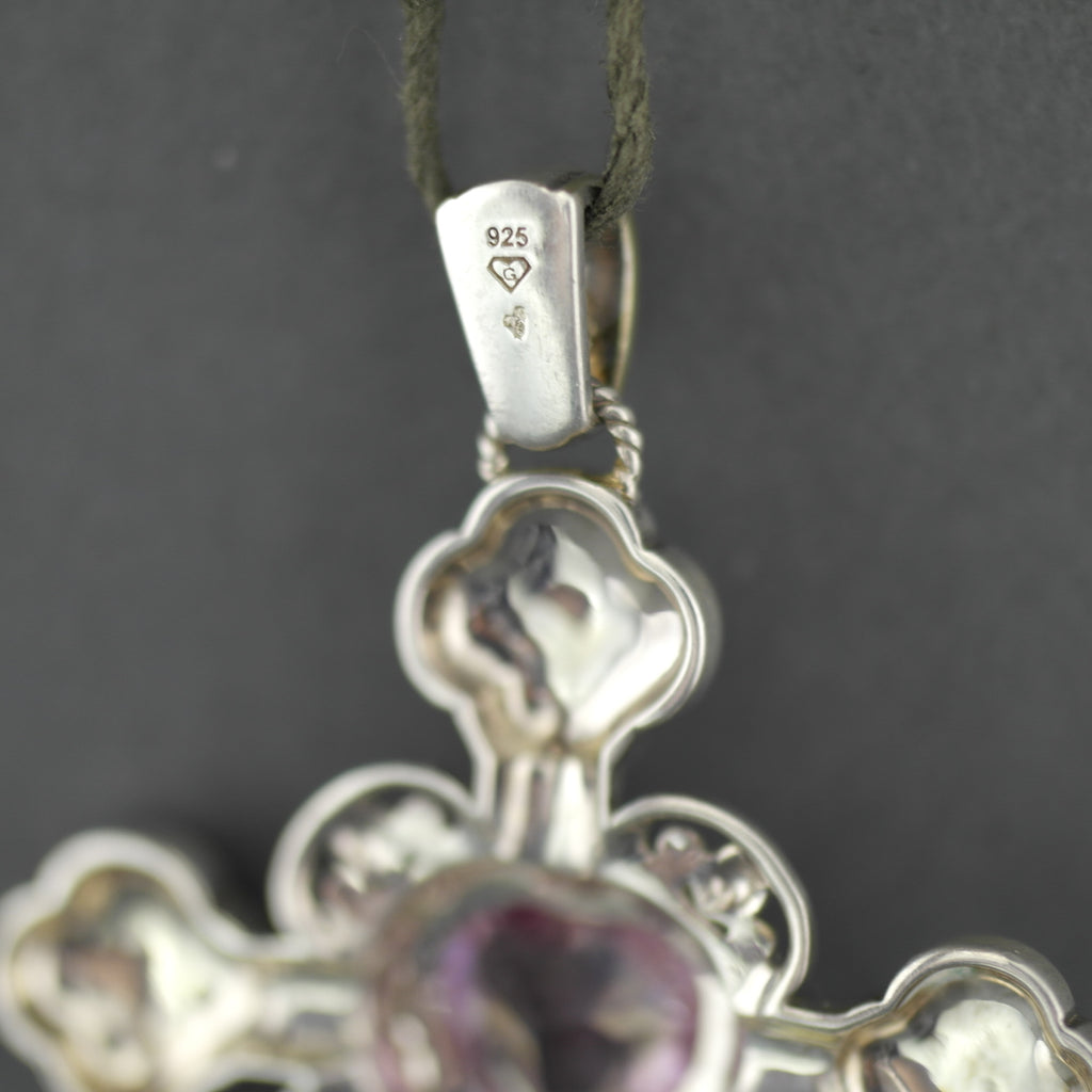 Cruz vintage de plata de primera ley bañada en oro con piedras de topacio y marcasita