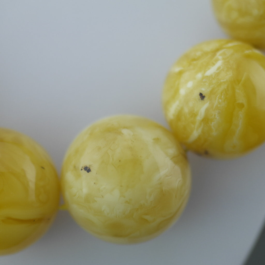 Elegante collar raro de cuentas de ámbar báltico natural alemán en yema de huevo turbia y color blanco