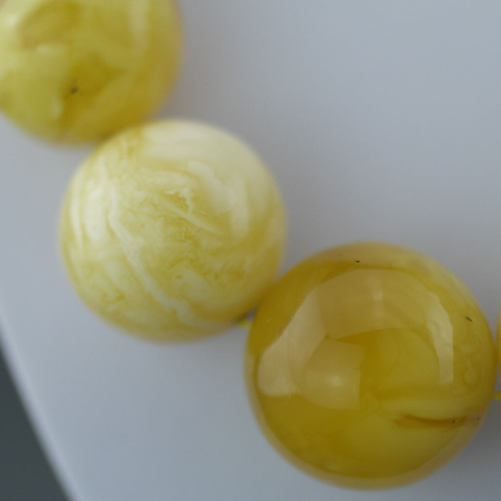 Elegante, seltene Halskette aus natürlichen baltischen Bernsteinperlen aus Deutschland in trübem Eigelb und weißer Farbe