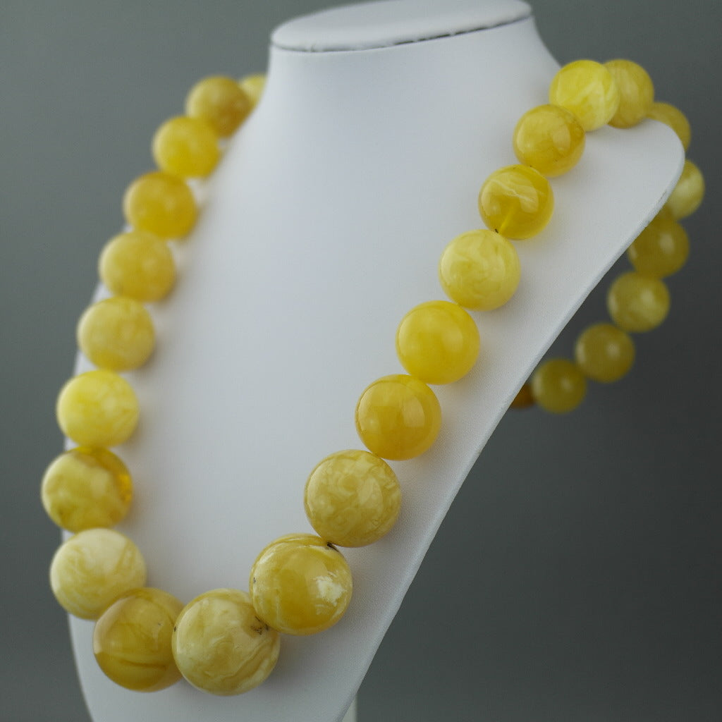 Elegante, seltene Halskette aus natürlichen baltischen Bernsteinperlen aus Deutschland in trübem Eigelb und weißer Farbe