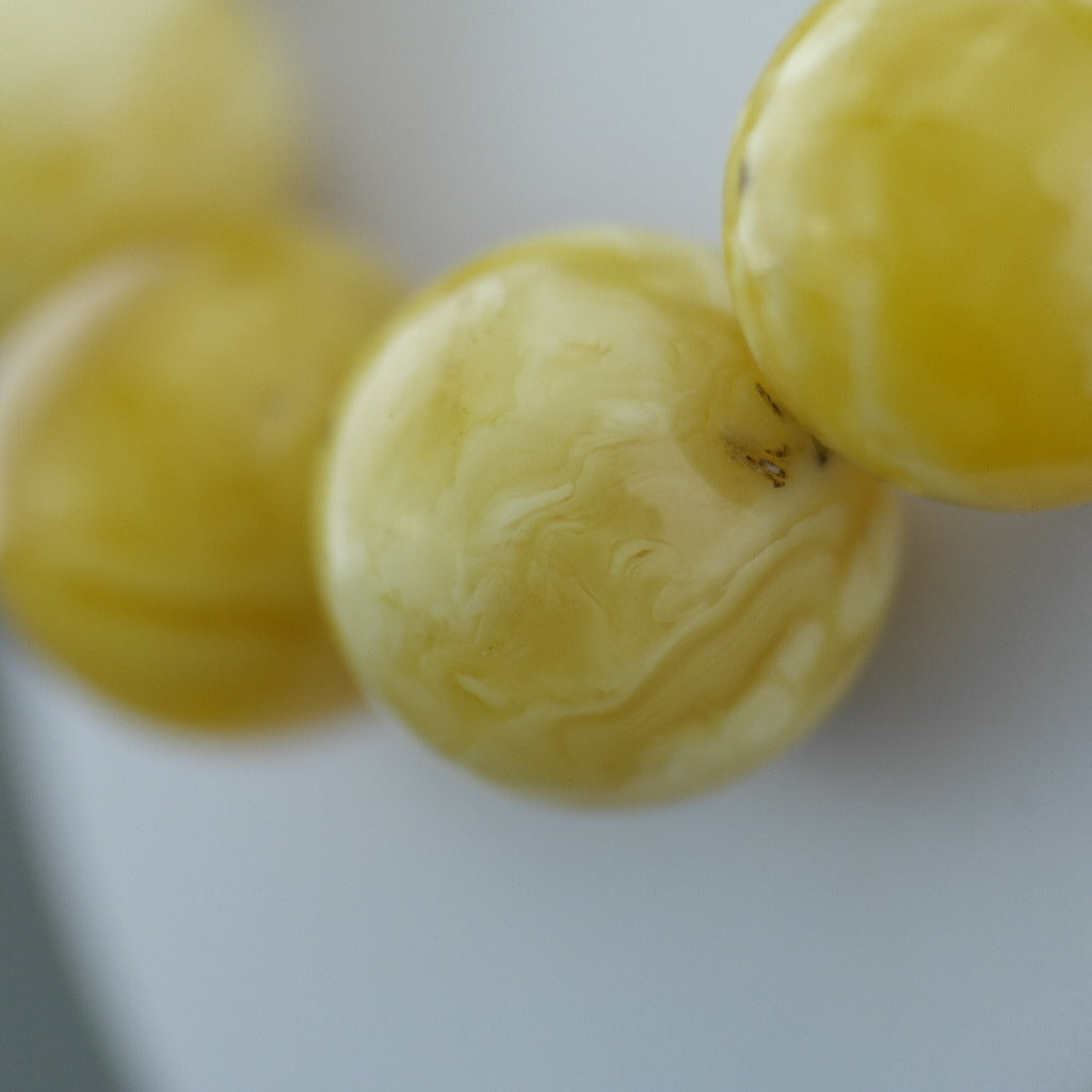 Elegante, seltene Halskette aus natürlichen baltischen Bernsteinperlen aus Deutschland in trübem Eigelb und weißer Farbe