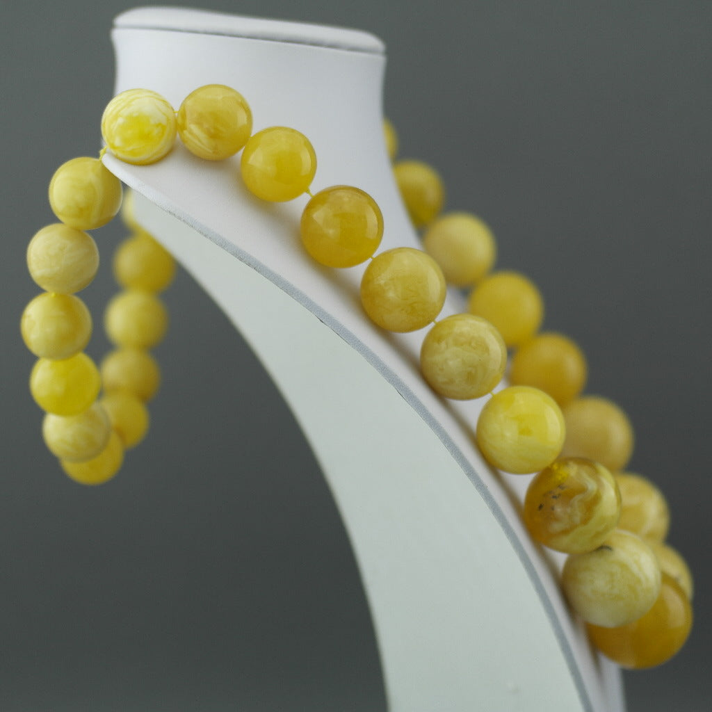 Elegante, seltene Halskette aus natürlichen baltischen Bernsteinperlen aus Deutschland in trübem Eigelb und weißer Farbe