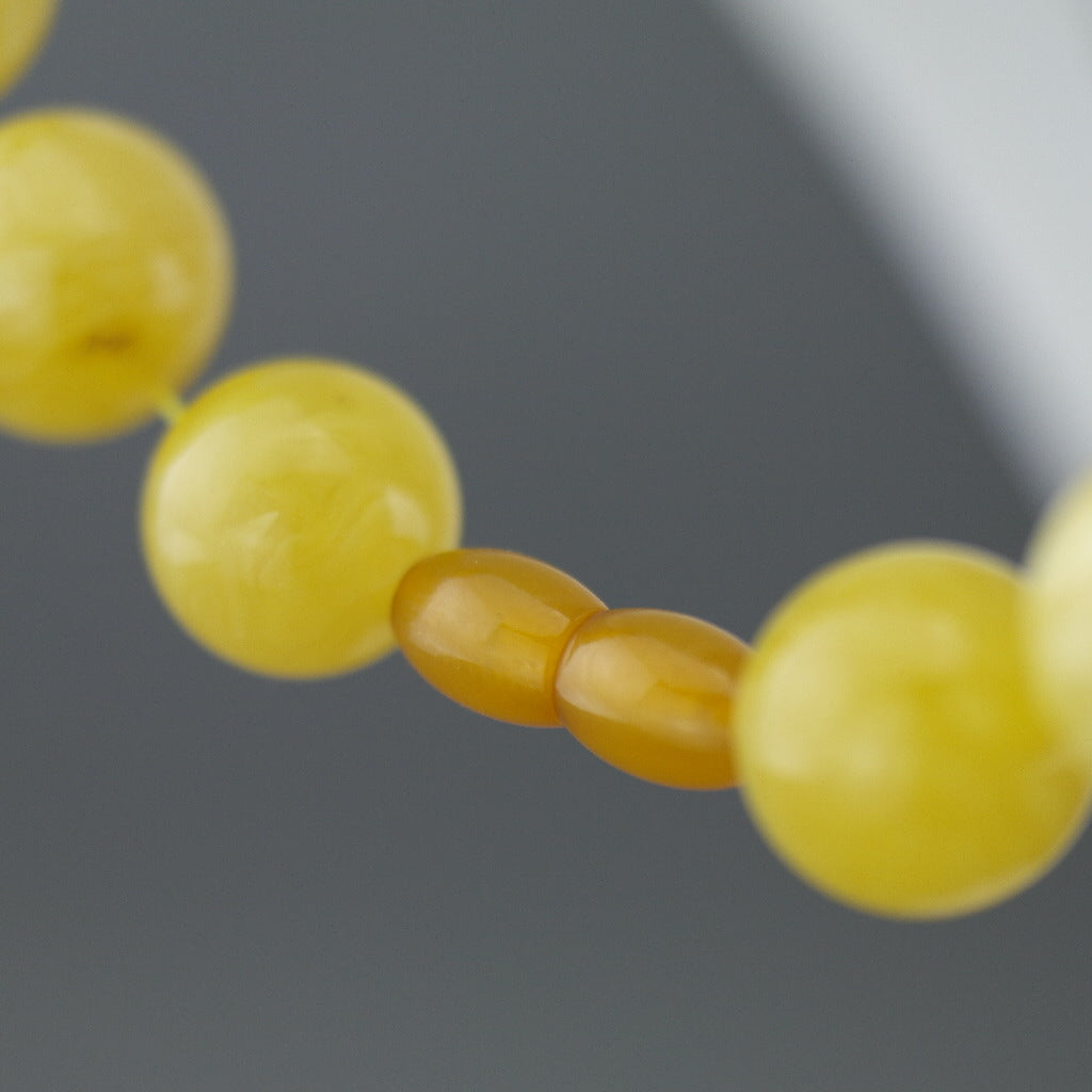 Elegante, seltene Halskette aus natürlichen baltischen Bernsteinperlen aus Deutschland in trübem Eigelb und weißer Farbe