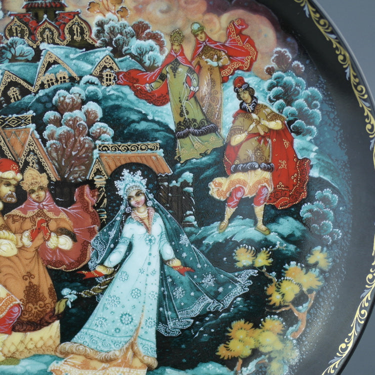 Das Schneewittchen und ihre Eltern, russische Geschichten. Porzellanteller von Kholui Art Studio, Wanddekoration