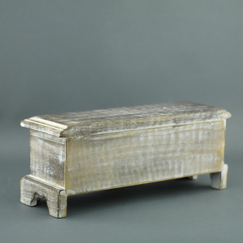 Cómoda de madera con cajones de cerámica para bolsitas de té.