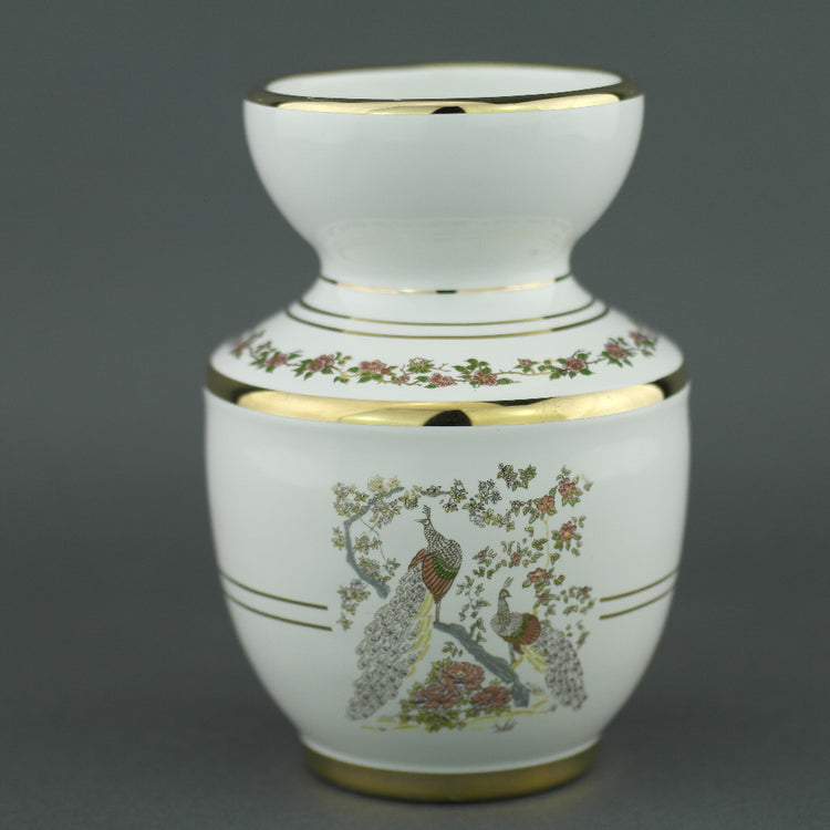 Griechischer Vintage-Vasenkrug aus weißer Keramik mit 24-Karat-Vergoldung. Pfau in blühenden Büschen